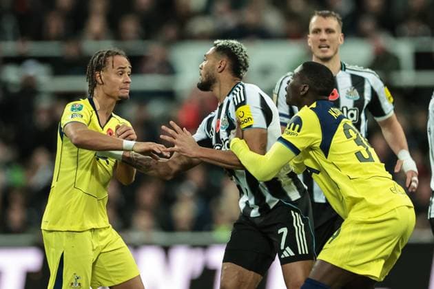 Carabao Cup Last 16 Newcastle United v Tottenham Hotspur Tempers flare between Joelinton of Newcastle Untied and Xavi Simons of Tottenham Hotspur during the Carabao Cup Last 16 Newcastle United vs Tottenham Hotspur at St. James s Park, Newcastle, United Kingdom, 29th October 2025 (Photo by Mark Cosgrove News Images) Newcastle St. James s Park Tyne and Wear United Kingdom Copyright: xMarkxCosgrove NewsxImagesx
