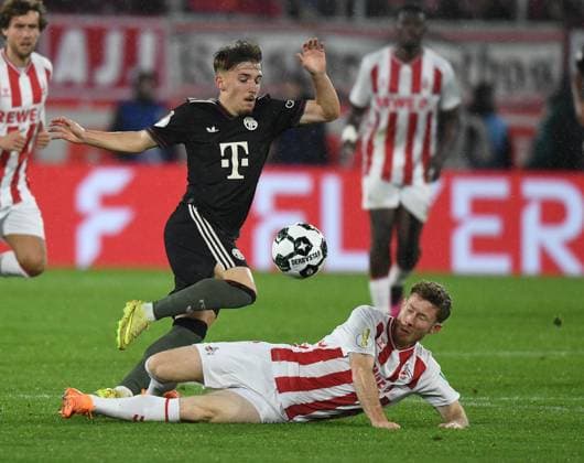 29.10.2025, xophax, Fussball, DFB - Pokal , 2. Runde Saison 2025 2026 Köln , Cologne , 1.FC Köln Rhein Energie Stadion 1.FC Köln gegen Bayer München Lennart Karl , links ( Bayern München ) und Florian Kainz, rechts (1.FC Köln ) (DFL DFB REGULATIONS PROHIBIT ANY USE OF PHOTOGRAPHS as IMAGE SEQUENCES and or QUASI-VIDEO) Köln