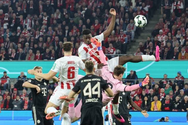 GER, DFB Pokal, 2.Runde, 1. FC Koeln vs. FC Bayern Muenchen 29.10.2025, Rheinenergiestadion, , Koeln, GER, DFB Pokal, 2.Runde, 1. FC Koeln vs. FC Bayern Muenchen, im Bild: Ragnar Ache (FC Koeln 9), versucht den Ball ins Bayerntor zu Köpfen aber Jonas Urbig Torwart (Bayern Muenchen 40), hat die Finger dazwischen
