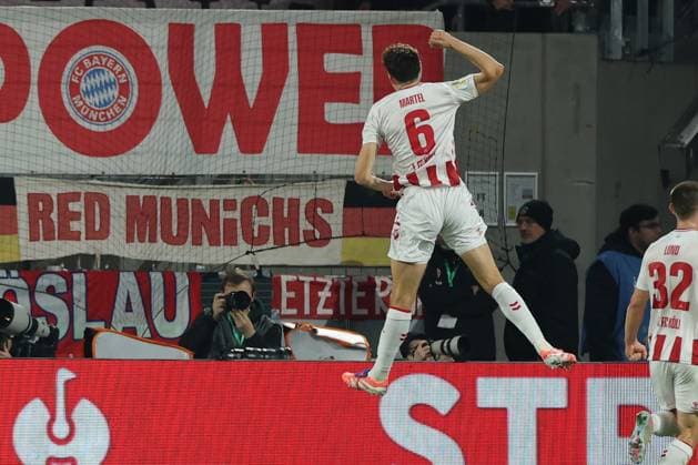 GER, DFB Pokal, 2.Runde, 1. FC Koeln vs. FC Bayern Muenchen 29.10.2025, Rheinenergiestadion, , Koeln, GER, DFB Pokal, 2.Runde, 1. FC Koeln vs. FC Bayern Muenchen, im Bild: Eric Martel (FC Koeln 6), jubelt beim 1:0 zur Bayernkurve hin