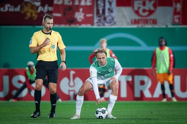 Mathias Olesen 8 (Spvgg Greuther Fuerth) versucht, einen Freistoss schnell auszufuehren, daneben Referee Schiedsrichter Marc Philip Engermann, SpVgg Greuther Fuerth vs. 1. FC Kaiserslautern, Fussball, Maenner, DFL, DFB-Pokal, Saison 2025 2026, Sportpark Ronhof Thomas Sommer, Zweite Runde, 29.10.2025 Fuerth Bayern Deutschland