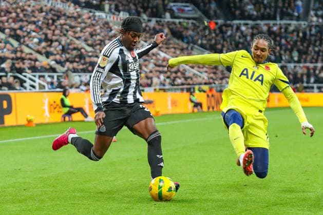 Newcastle United v Tottenham Hotspur, Carabao Cup Anthony Elanga Of Newcastle United under pressure from Djed Spence Of Tottenham Hotspur during the Newcastle United v Tottenham Hotspur Carabao Cup Round of 16 match at St. James Park, Newcastle Upon Tyne, England on 29 October 2025 Credit: Lee Keuneke Every Second Media Editorial use only. All images are copyright Every Second Media Limited. No images may be reproduced without prior permission. All rights reserved. Premier League and Football League images are subject to licensing agreements with Football DataCo Limited. see https: www.football-dataco.com Copyright: xIMAGO EveryxSecondxMediax ESM-1647-0121 LeexKeunekex xEveryxSecondxMediax