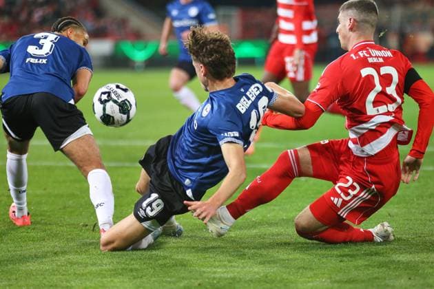 Berlin, Deutschland, 29.10.2025: Stadion Alte Försterei: DFB-Pokal 2025 2026: Union Berlin - Arminia Bielefeld: L-R: Joel Felix (3, Arminia Bielefeld), Maximilian Großer (19, Arminia Bielefeld), Andrej Ilic (23, Union Berlin) Copyright: xdtsxNachrichtenagenturx dts_91143