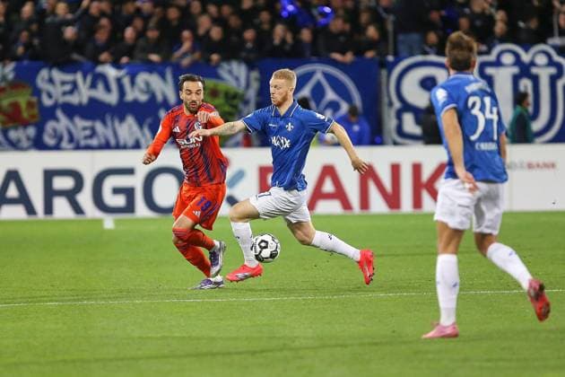 Darmstadt, Hessen, Deutschland, 29.10.2025: Merck-Stadion am Böllenfalltor: DFB-Pokal 2025 2026: Darmstadt 98 - Schalke 04: L-R: Kenan Karaman (19, FC Schalke 04), Kai Klefisch (17, SV Darmstadt 98), Killian Corredor (34, SV Darmstadt 98) Copyright: xdtsxNachrichtenagenturx dts_91152
