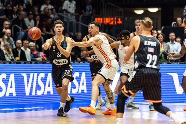 GER, BKT EuroCup, Saison 2025 2026, Niners Chemnitz - Ratiopharm Ulm. 29.10.2025, Messe, Chemnitz, GER, BKT EuroCup, Saison 2025 2026, Niners Chemnitz - Ratiopharm Ulm. Diego Garavaglia (Ratiopharm Ulm, 23), Yordan Minchev (Niners Chemnitz, 91) Foto Alexander Trienitz Chemnitz Messe Sachsen Deutschland