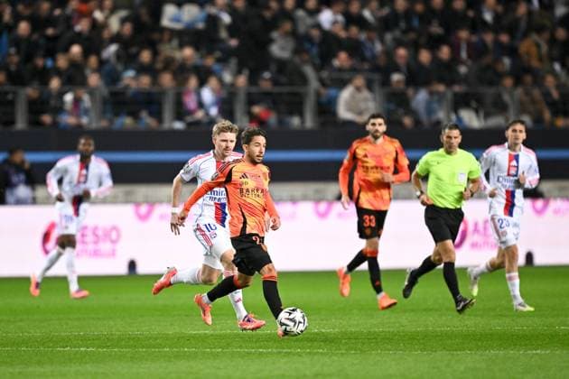 Paris FC v Olympique Lyonnais - Ligue 1 McDonald s 2025 2026 10 Pavel SULC (ol) - 21 Maxime LOPEZ (pfc) during the Ligue 1 McDonald s match between Paris FC and Lyon at Stade Jean Bouin on October 29, 2025 in Paris, France. Paris France  Copyright: xFEPx 776348179