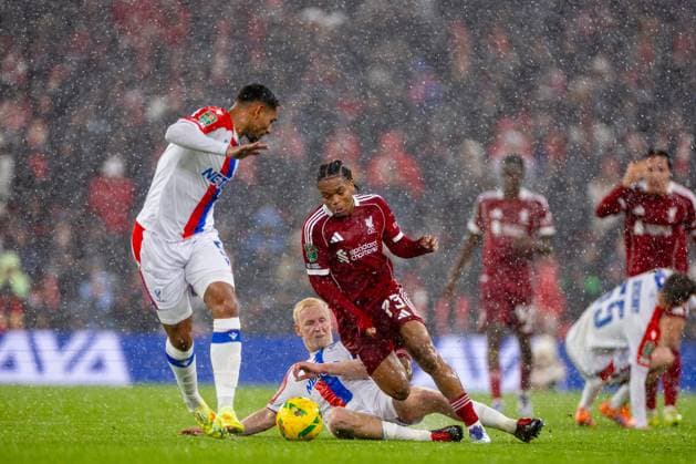 Football - Football League Cup - 4th Round - Liverpool FC v Crystal Palace FC LIVERPOOL, ENGLAND - Wednesday, October 29, 2025: Liverpool s Rio Ngumoha is challenged by Crystal Palace s Will Hughes during the Football League Cup 4th Round match between Liverpool FC and Crystal Palace FC at Anfield. (Photo by David Rawcliffe Propaganda) LIVERPOOL Anfield MERSEYSIDE ENGLAND  Copyright: xDavidxRawcliffex P2025-10-29-Liverpool_Palace-61