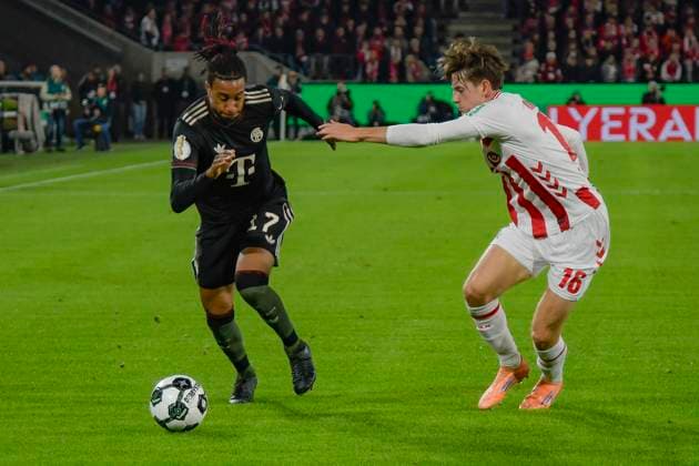 v. li. im Zweikampf Michael Olise (Muenchen 17) Jakub Kaminski (Koeln 16) 29.10.2025 Fussball 1. FC Koeln vs FC Bayern Muenchen, Rheinenergiestadion, Koeln, DFB DFL REGULATIONS PROHIBIT ANY USE OF PHOTOGRAPHS AS IMAGE SEQUENCES AND OR QUASI-VIDEO