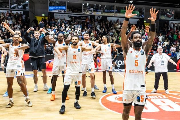 GER, BKT EuroCup, Saison 2025 2026, Niners Chemnitz - Ratiopharm Ulm. 29.10.2025, Messe, Chemnitz, GER, BKT EuroCup, Saison 2025 2026, Niners Chemnitz - Ratiopharm Ulm. Corey Davis Jr. (Niners Chemnitz, 5) jubelt mit dem Team Foto Alexander Trienitz Chemnitz Messe Sachsen Deutschland