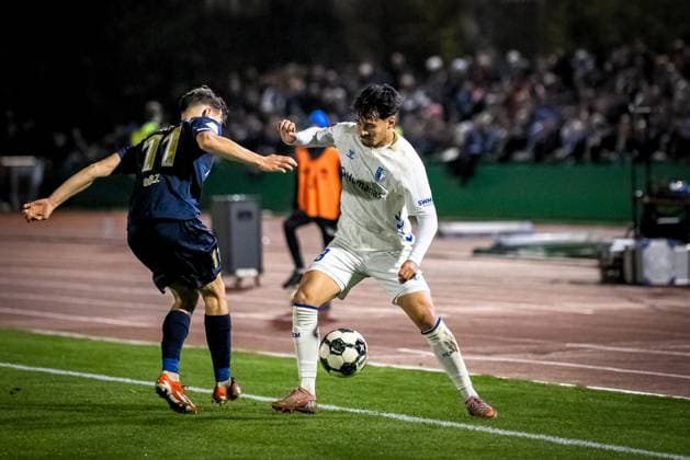 Fussball, Saison 2025 2026, DFB-Pokal, Vöhlinstadion Illertissen, 2. Runde, FV Illertissen - 1. FC Magdeburg, 29.10.2025 29.10.2025, Fussball, Saison 2025 2026, DFB-Pokal, Vöhlinstadion Illertissen, 2. Runde, FV Illertissen - 1. FC Magdeburg, v.l. 11 Marco Gölz (FV Illertissen), 8 Laurin Ulrich (1. FC Magdeburg) Foto: Lucca Fundel Illertissen Vöhlinstadion Bayern Deutschland