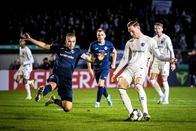 Fussball, Saison 2025 2026, DFB-Pokal, Vöhlinstadion Illertissen, 2. Runde, FV Illertissen - 1. FC Magdeburg, 29.10.2025 29.10.2025, Fussball, Saison 2025 2026, DFB-Pokal, Vöhlinstadion Illertissen, 2. Runde, FV Illertissen - 1. FC Magdeburg, v.l. 2 Max Zeller (FV Illertissen), 9 Maximilian Breunig (1. FC Magdeburg) Foto: Lucca Fundel Illertissen Vöhlinstadion Bayern Deutschland