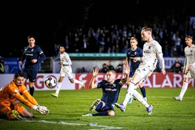 Fussball, Saison 2025 2026, DFB-Pokal, Vöhlinstadion Illertissen, 2. Runde, FV Illertissen - 1. FC Magdeburg, 29.10.2025 29.10.2025, Fussball, Saison 2025 2026, DFB-Pokal, Vöhlinstadion Illertissen, 2. Runde, FV Illertissen - 1. FC Magdeburg, Parade 34 Malwin Zok (FV Illertissen) ,2 Max Zeller (FV Illertissen), Torschuss 9 Maximilian Breunig (1. FC Magdeburg) Foto: Lucca Fundel Illertissen Vöhlinstadion Bayern Deutschland