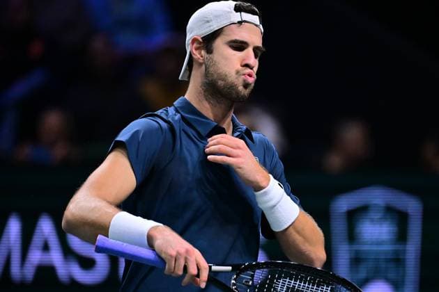 TENNIS : Rolex Paris Masters - Paris - 29 10 2025 Attitude of Karen Khachanov ( Russia ) during the Rolex Paris Masters at Paris La Defense Arena on October 29, 2025 in Nanterre, France. (Photo by Federico Pestellini PSNewz ) ParisFrance  Copyright: xFedericoxPestellinix