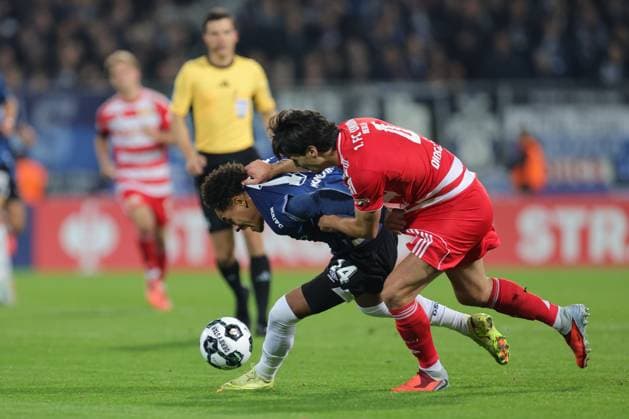 Union Berlin vs Arminia Bielefeld, 29.10.2025 BERLIN, GERMANY - OCTOBER 29: Monju Momuluh (Arminia Bielefeld, 14) controls the ball against Diogo Leite (1. FC Union Berlin, 4), during the DFB Cup DFB Pokal match (round 2) between Union Berlin vs Arminia Bielefeld at Stadion an der alten Försterei on October 29, 2025 in Berlin, Germany. DFL REGULATIONS PROHIBIT ANY USE OF PHOTOGRAPHS AS IMAGE SEQUENCES AND OR QUASI-VIDEO. Copyright: xBEAUTIFULxSPORTS Frankex