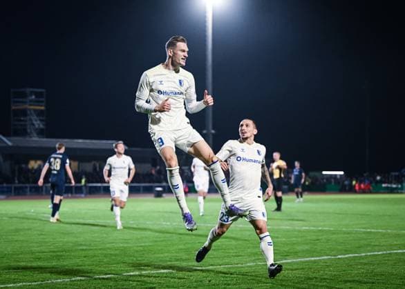 Fussball DFB Pokal 2025 2026 2. Runde 29.10.2025 FV Illertissen - 1. FC Magdeburg JUBEL 1. FC Magdeburg zum 0-1 Torschutze Maximilian Breunig (li) und Baris Atik (re)