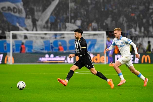FOOTBALL : Olympique de Marseille VS Angers SCO - Ligue 1 McDonald s - 29 10 2025 Jordan Lefort (SCO) Arthur Vermeeren (OM) - Ligue 1 McDonald s match between Olympique de Marseille and Angers SCO on October 29, 2025 at the Orange Velodrome Stadium in Marseille. MarseilleFrance  Copyright: xWilliamxCannarellax