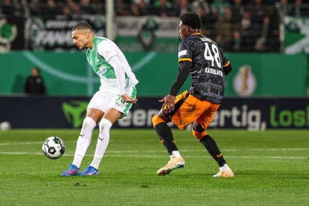 Maximilian Dietz 33 (Spvgg Greuther Fuerth), links, im Duell mit Faride Alidou 48 (1. FC Kaiserslautern), SpVgg Greuther Fuerth vs. 1. FC Kaiserslautern, Fussball, Maenner, DFL, DFB-Pokal, Saison 2025 2026, Sportpark Ronhof Thomas Sommer, Zweite Runde, 29.10.2025 Fuerth Bayern Deutschland