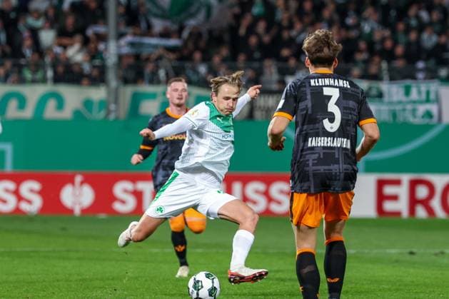 Mathias Olesen 8 (Spvgg Greuther Fuerth) mit einem Schuss, Marlon Ritter 7 (1. FC Kaiserslautern) und Florian Kleinhansl 3 (1. FC Kaiserslautern) schauen zu, SpVgg Greuther Fuerth vs. 1. FC Kaiserslautern, Fussball, Maenner, DFL, DFB-Pokal, Saison 2025 2026, Sportpark Ronhof Thomas Sommer, Zweite Runde, 29.10.2025 Fuerth Bayern Deutschland