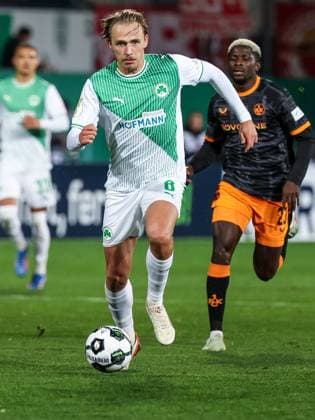 Mathias Olesen 8 (Spvgg Greuther Fuerth) in Aktion, SpVgg Greuther Fuerth vs. 1. FC Kaiserslautern, Fussball, Maenner, DFL, DFB-Pokal, Saison 2025 2026, Sportpark Ronhof Thomas Sommer, Zweite Runde, 29.10.2025 Fuerth Bayern Deutschland