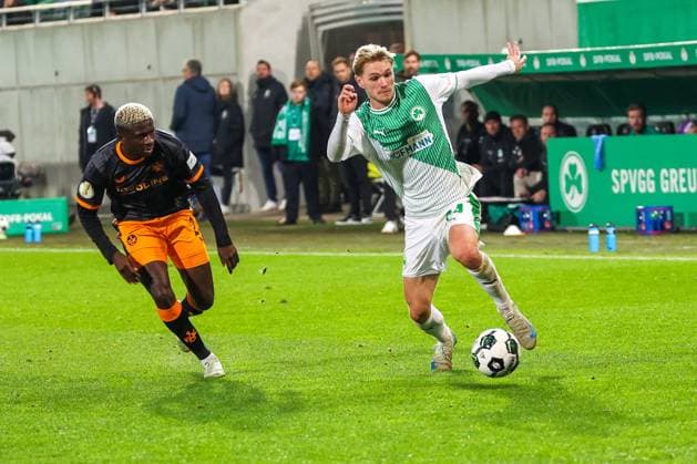 Afeez Aremu 23 (1. FC Kaiserslautern) im Duell mit Marco John 24 (Spvgg Greuther Fuerth), SpVgg Greuther Fuerth vs. 1. FC Kaiserslautern, Fussball, Maenner, DFL, DFB-Pokal, Saison 2025 2026, Sportpark Ronhof Thomas Sommer, Zweite Runde, 29.10.2025 Fuerth Bayern Deutschland