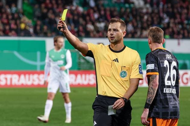 Referee Schiedsrichter Marc Philip Engermann zeigt Afeez Aremu 23 (1. FC Kaiserslautern), nicht im Bild, die gelbe Karte, SpVgg Greuther Fuerth vs. 1. FC Kaiserslautern, Fussball, Maenner, DFL, DFB-Pokal, Saison 2025 2026, Sportpark Ronhof Thomas Sommer, Zweite Runde, 29.10.2025 Fuerth Bayern Deutschland