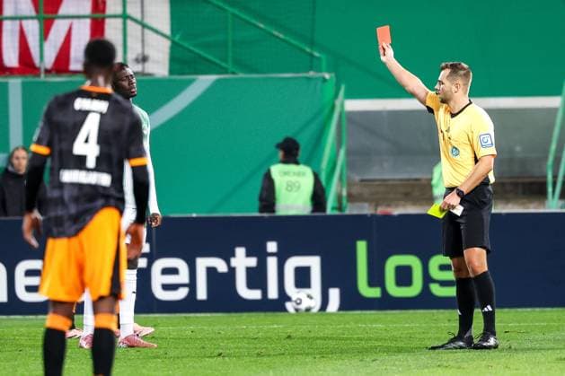 Der eingwechselte Omar Sillah 42 (Spvgg Greuther Fuerth) erhaelt innerhalb weniger Minuten die zweite gelbe (gelb-rot) Karte von Referee Schiedsrichter Marc Philip Engermann und muss den Platz wieder verlassen, SpVgg Greuther Fuerth vs. 1. FC Kaiserslautern, Fussball, Maenner, DFL, DFB-Pokal, Saison 2025 2026, Sportpark Ronhof Thomas Sommer, Zweite Runde, 29.10.2025 Fuerth Bayern Deutschland *** The substitute Omar Sillah 42 Spvgg Greuther Fuerth receives the second yellow-red card from referee Marc Philip Engermann within a few minutes and has to leave the pitch again, SpVgg Greuther Fuerth vs 1 FC Kaiserslautern, Football, Men, DFL, DFB Pokal, Season 2025 2026, Sportpark Ronhof Thomas Sommer, Second round, 29 10 2025 Fuerth Bayern Germany Copyright: xkolbert-press MartinxAgüerax