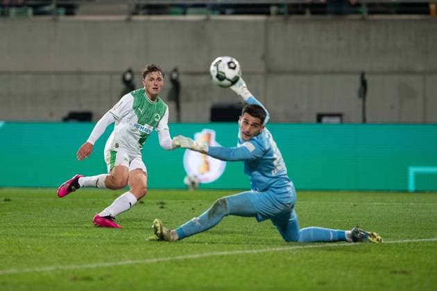 -SpVgg Greuther Fürth vs. 1. FC Kaiserslautern, Sportpark Ronhof Football, German Cup -SpVgg Greuther Fürth vs. 1. FC Kaiserslautern 29 Oct 2025 Sportpark Ronhof, Fürth, Germany Image: (fLTR) Lukas Reich (SpVgg Greuther Fürth), GK Simon Simoni (1. FC Kaiserslautern) DFL REGULATIONS PROHIBIT ANY USE OF PHOTOGRAPHS AS IMAGE SEQUENCES AND OR QUASI-VIDEO Fürth Sportpark Ronhof Bayern Germany Copyright: xPresseFotoxEvansx