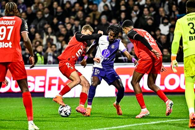 FOOTBALL : Toulouse vs Rennes - 10eme Journee de Ligue 1 McDonald S - Toulouse - 29 10 2025 Yann Gboho (tfc) vs Valentin Rongier (sr) Toulouse  Copyright: xThierryxBretonx