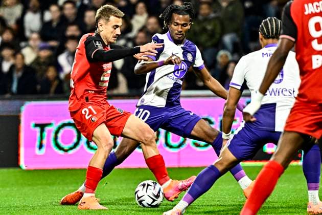FOOTBALL : Toulouse vs Rennes - 10eme Journee de Ligue 1 McDonald S - Toulouse - 29 10 2025 Yann Gboho (tfc) vs Valentin Rongier (sr) Toulouse  Copyright: xThierryxBretonx