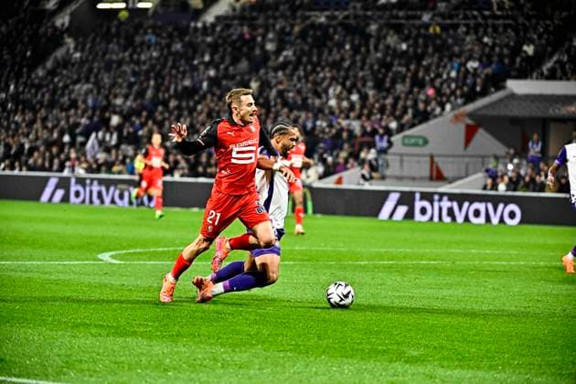 FOOTBALL : Toulouse vs Rennes - 10eme Journee de Ligue 1 McDonald S - Toulouse - 29 10 2025 Action du penalty refuse par Clement Turpin Valentin Rongier (sr) vs Frank Magri (tfc) Toulouse  Copyright: xThierryxBretonx