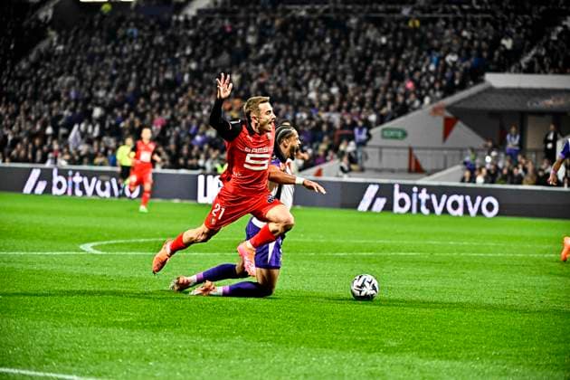 FOOTBALL : Toulouse vs Rennes - 10eme Journee de Ligue 1 McDonald S - Toulouse - 29 10 2025 Action du penalty refuse par Clement Turpin Valentin Rongier (sr) vs Frank Magri (tfc) Toulouse  Copyright: xThierryxBretonx