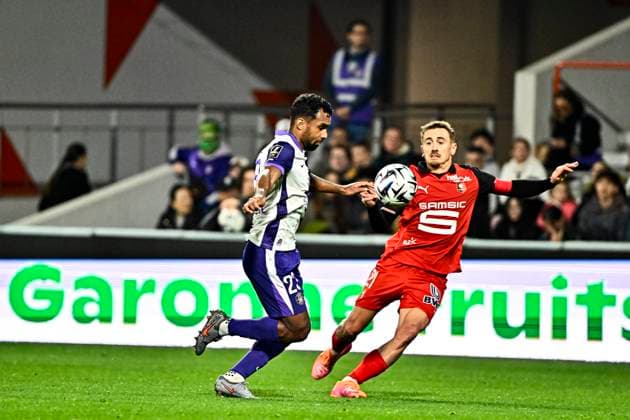 FOOTBALL : Toulouse vs Rennes - 10eme Journee de Ligue 1 McDonald S - Toulouse - 29 10 2025 Cristian Casseres (tfc) vs Valentin Rongier (sr) Toulouse  Copyright: xThierryxBretonx