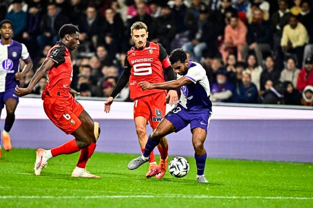 FOOTBALL : Toulouse vs Rennes - 10eme Journee de Ligue 1 McDonald S - Toulouse - 29 10 2025 Cristian Casseres (tfc) vs Valentin Rongier (sr) Toulouse  Copyright: xThierryxBretonx