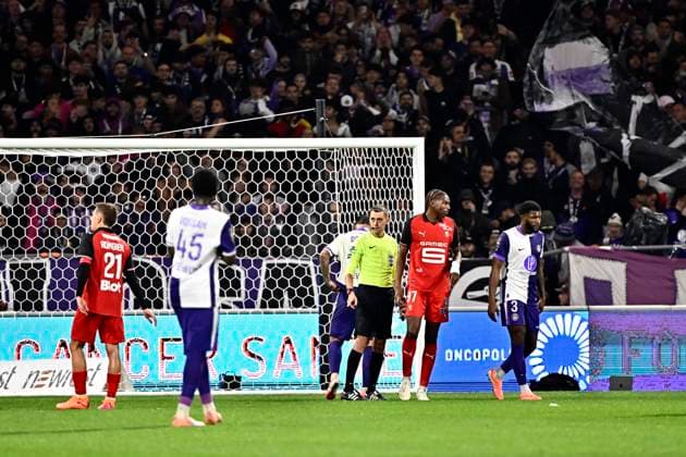 FOOTBALL : Toulouse vs Rennes - 10eme Journee de Ligue 1 McDonald S - Toulouse - 29 10 2025 Action du penalty Clement Turpin accorde le penalty Toulouse  Copyright: xThierryxBretonx