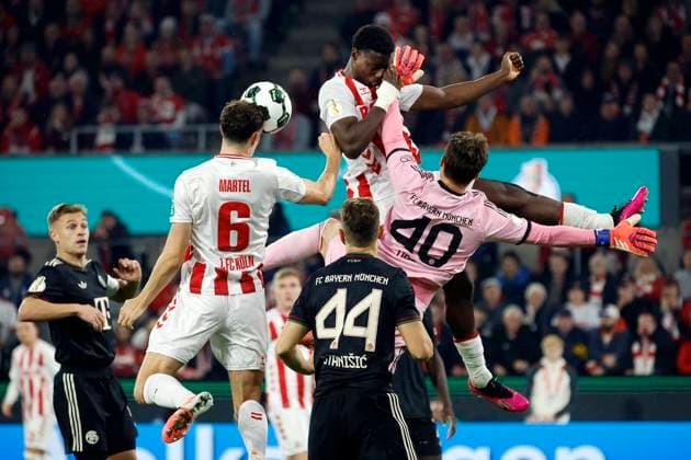 Köln, Deutschland, DFB-Pokal 2.Runde 1. FC Köln : FC Bayern München 1:4 29. 10 . 2025 im Rhein Energie Stadion in Köln Joshua KIMMICH (FCB), Eric MARTEL (FC), Ragnar ACHE (FC) und Tw. Jonas URBIG (FCB) v.li.n.re.-