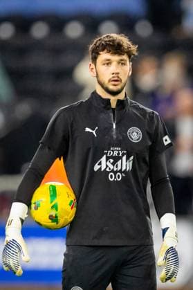 Swansea City v Manchester City EFL Cup 29 10 2025. Manchester City FC goalkeeper James Trafford (1) in action during the pre-match warm-up at the EFL Cup match between Swansea City and Manchester City at the Swansea.com Stadium, Swansea, Wales on 29 October 2025. Swansea Swansea.com Stadium West Glamorgan Wales Editorial use only DataCo restrictions apply See www.football-dataco.com , Copyright: xDanxMintox PSI-23130-0040