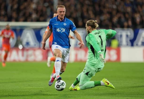 29.10.2025, xdcx, Fussball DFB-Pokal 2. Runde, SV Darmstadt 98 - FC Schalke 04, emonline, emspor, despor, v.l., Isac Lidberg (SV Darmstadt 98), Loris Karius (FC Schalke 04) DFL DFB REGULATIONS PROHIBIT ANY USE OF PHOTOGRAPHS AS IMAGE SEQUENCES AND OR QUASI-VIDEO. Copyright: HMBxMedia Claus