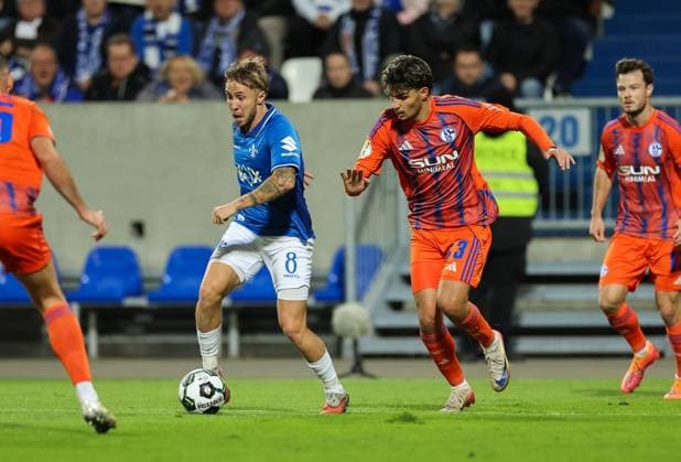 29.10.2025, xdcx, Fussball DFB-Pokal 2. Runde, SV Darmstadt 98 - FC Schalke 04, emonline, emspor, despor, v.l., Luca Marseiler (SV Darmstadt 98), Mertcan Ayhan (FC Schalke 04) DFL DFB REGULATIONS PROHIBIT ANY USE OF PHOTOGRAPHS AS IMAGE SEQUENCES AND OR QUASI-VIDEO. Copyright: HMBxMedia Claus