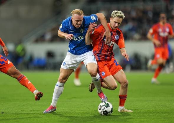29.10.2025, xdcx, Fussball DFB-Pokal 2. Runde, SV Darmstadt 98 - FC Schalke 04, emonline, emspor, despor, v.l., Isac Lidberg (SV Darmstadt 98), Nikola Katic (FC Schalke 04) DFL DFB REGULATIONS PROHIBIT ANY USE OF PHOTOGRAPHS AS IMAGE SEQUENCES AND OR QUASI-VIDEO. Copyright: HMBxMedia Claus
