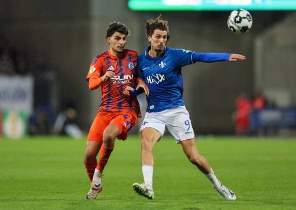 29.10.2025, xdcx, Fussball DFB-Pokal 2. Runde, SV Darmstadt 98 - FC Schalke 04, emonline, emspor, despor, v.l., Mertcan Ayhan (FC Schalke 04), Fraser Hornby (SV Darmstadt 98) DFL DFB REGULATIONS PROHIBIT ANY USE OF PHOTOGRAPHS AS IMAGE SEQUENCES AND OR QUASI-VIDEO. Copyright: HMBxMedia Claus