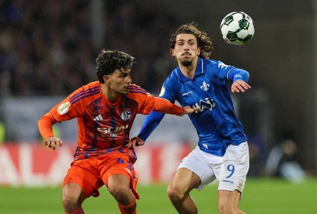 29.10.2025, xdcx, Fussball DFB-Pokal 2. Runde, SV Darmstadt 98 - FC Schalke 04, emonline, emspor, despor, v.l., Mertcan Ayhan (FC Schalke 04), Fraser Hornby (SV Darmstadt 98) DFL DFB REGULATIONS PROHIBIT ANY USE OF PHOTOGRAPHS AS IMAGE SEQUENCES AND OR QUASI-VIDEO. Copyright: HMBxMedia Claus