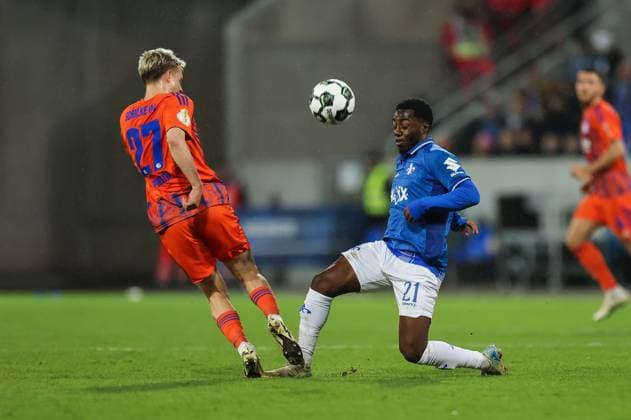 29.10.2025, xdcx, Fussball DFB-Pokal 2. Runde, SV Darmstadt 98 - FC Schalke 04, emonline, emspor, despor, v.l., Finn Porath (FC Schalke 04), Merveille Papela (SV Darmstadt 98) DFL DFB REGULATIONS PROHIBIT ANY USE OF PHOTOGRAPHS AS IMAGE SEQUENCES AND OR QUASI-VIDEO. Copyright: HMBxMedia Claus