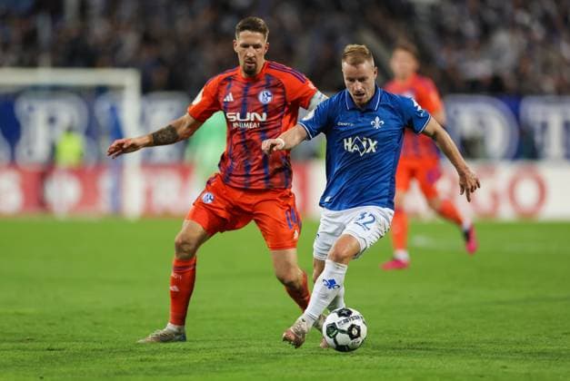 29.10.2025, xdcx, Fussball DFB-Pokal 2. Runde, SV Darmstadt 98 - FC Schalke 04, emonline, emspor, despor, v.l., Janik Bachmann (FC Schalke 04), Fabian Holland (SV Darmstadt 98) DFL DFB REGULATIONS PROHIBIT ANY USE OF PHOTOGRAPHS AS IMAGE SEQUENCES AND OR QUASI-VIDEO. Copyright: HMBxMedia Claus