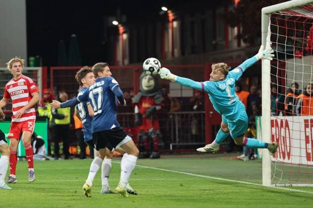 Union Berlin vs Arminia Bielefeld, 29.10.2025 BERLIN, GERMANY - OCTOBER 29: Goal Keeper Jonas Kersken (Arminia Bielefeld, 1) block a shot on goal, during the DFB Cup DFB Pokal match (round 2) between Union Berlin vs Arminia Bielefeld at Stadion an der alten Försterei on October 29, 2025 in Berlin, Germany. DFL REGULATIONS PROHIBIT ANY USE OF PHOTOGRAPHS AS IMAGE SEQUENCES AND OR QUASI-VIDEO. Copyright: xBEAUTIFULxSPORTS Frankex