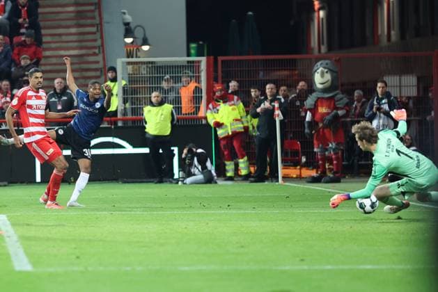 Union Berlin vs Arminia Bielefeld, 29.10.2025 BERLIN, GERMANY - OCTOBER 29: Goal Keeper Frederik Rönnow (1. FC Union Berlin, 1) block a shot on goal from Isah Ahmad Young (Bielefeld, 30), during the DFB Cup DFB Pokal match (round 2) between Union Berlin vs Arminia Bielefeld at Stadion an der alten Försterei on October 29, 2025 in Berlin, Germany. DFL REGULATIONS PROHIBIT ANY USE OF PHOTOGRAPHS AS IMAGE SEQUENCES AND OR QUASI-VIDEO. Copyright: xBEAUTIFULxSPORTS Frankex
