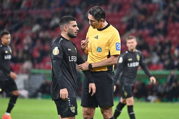 Schiedsricher Deniz AYTEKIN diskutiert mit Deniz UNDAV (VFB Stuttgart). Fussball DFB Pokal , 2.Runde 1.FSV Mainz 05 - VfB Stuttgart 2-0 am 29.10..2025 , MEWA ARENA Saison 2025 2026,
