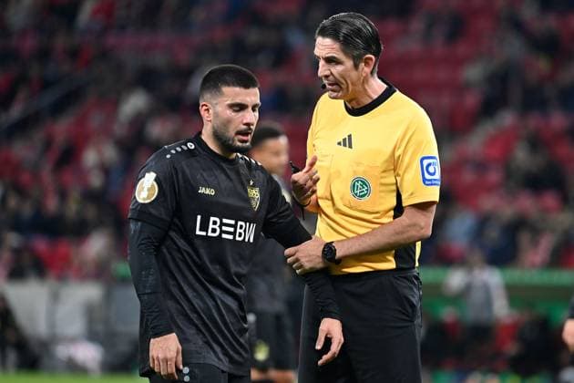 Schiedsricher Deniz AYTEKIN diskutiert mit Deniz UNDAV (VFB Stuttgart). Fussball DFB Pokal , 2.Runde 1.FSV Mainz 05 - VfB Stuttgart 2-0 am 29.10..2025 , MEWA ARENA Saison 2025 2026,
