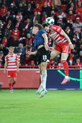 Union Berlin vs Arminia Bielefeld, 29.10.2025 BERLIN, GERMANY - OCTOBER 29: header, header duel between Maximilian Großer (Arminia Bielefeld, 19) and Oliver Burke (1. FC Union Berlin, 7), during the DFB Cup DFB Pokal match (round 2) between Union Berlin vs Arminia Bielefeld at Stadion an der alten Försterei on October 29, 2025 in Berlin, Germany. DFL REGULATIONS PROHIBIT ANY USE OF PHOTOGRAPHS AS IMAGE SEQUENCES AND OR QUASI-VIDEO. Copyright: xBEAUTIFULxSPORTS Frankex