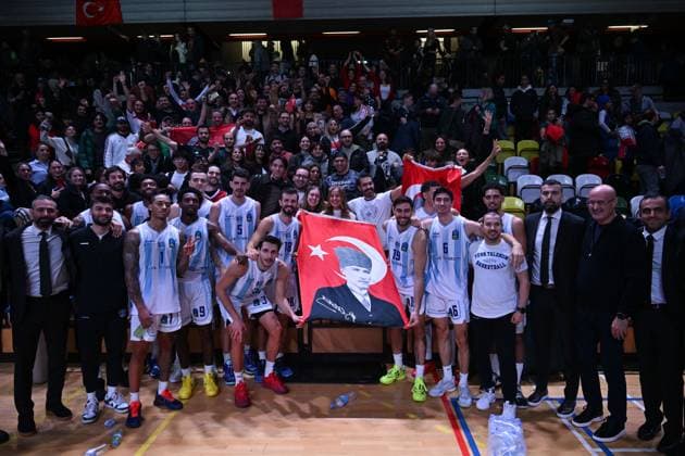 London Lions v Turk Telekom Ankara - EuroCup LONDON, UNITED KINGDOM – OCTOBER 29:Players and staff of Turk Telekom Basketball Club pose with supporters after their EuroCup Week 5 victory against London Lions at the Copper Box Arena in London, United Kingdom, on October 29, 2025. Rasid Necati Aslim Anadolu London United Kingdom. Editorial use only. Please get in touch for any other usage.  Copyright: x2025xAnadoluxRasidxNecatixAslimx