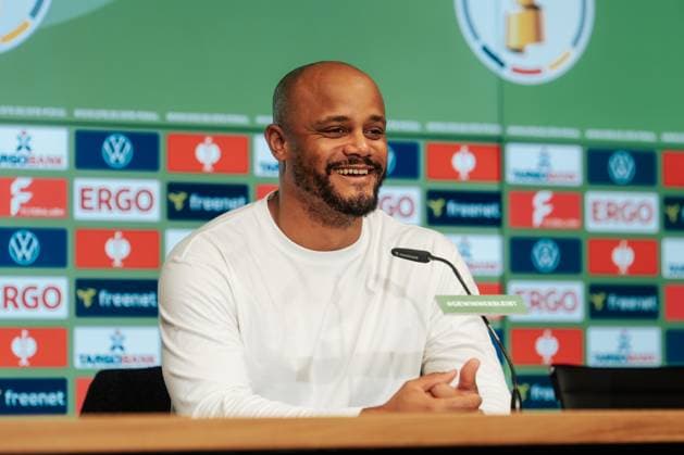 29.10.25, Männer, Fussball, DFB Pokal, 2025 2026, 1.FC Köln - FC Bayern München, 2. Runde Vincent Kompany (Cheftrainer - FC Bayern München) Lachen bei der Pressekonferenz nach dem Spiel Köln RheinEnergie Stadion NRW Deutschland